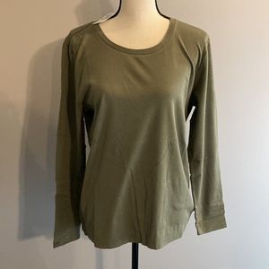 ✨NWT✨Ladies Long Sleeve Tee